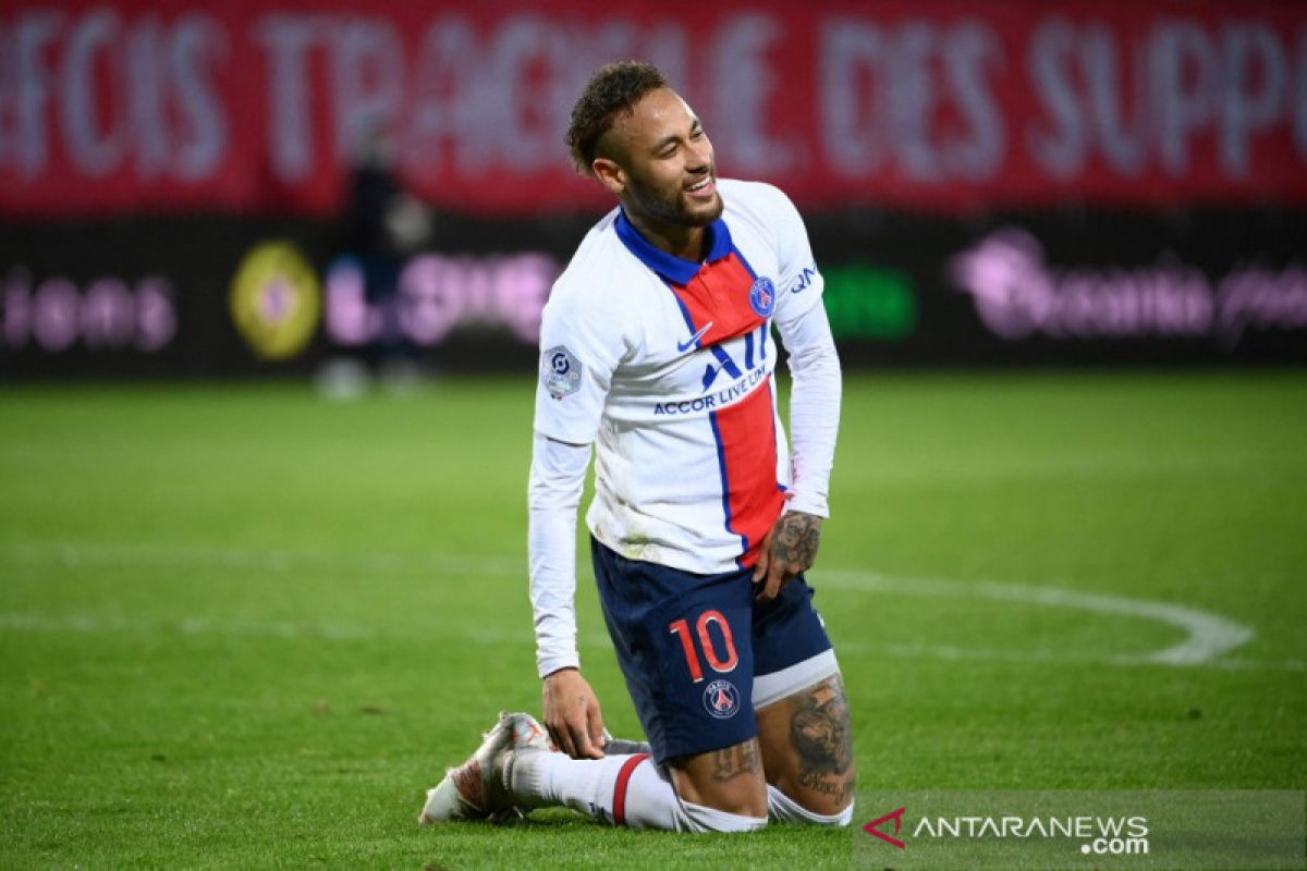 Bentuk tubuh Neymar menjadi sorotan karena foto dirinya saat berlibur