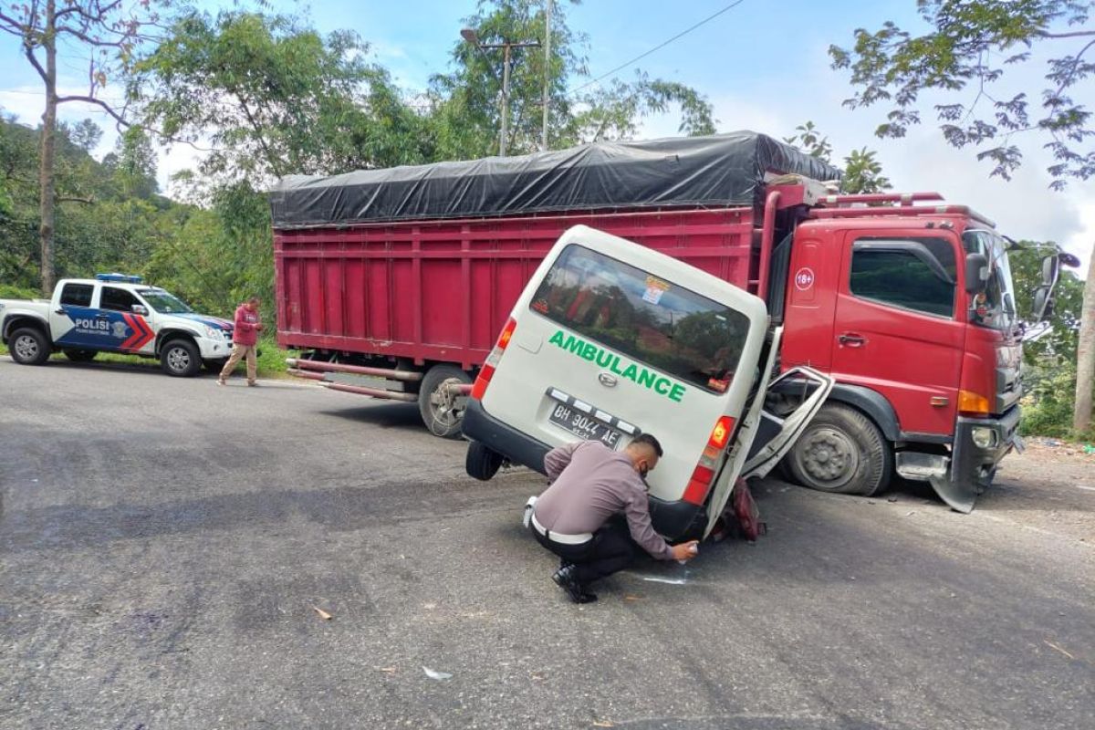Supir ambulance yang bertabrakan dengan truk meninggal di RSAM