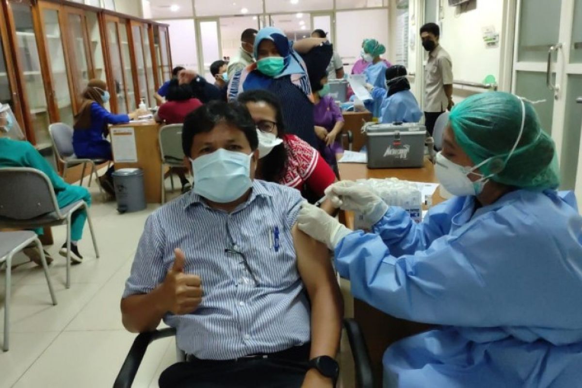 Health workers receive third vaccine dose in Medan