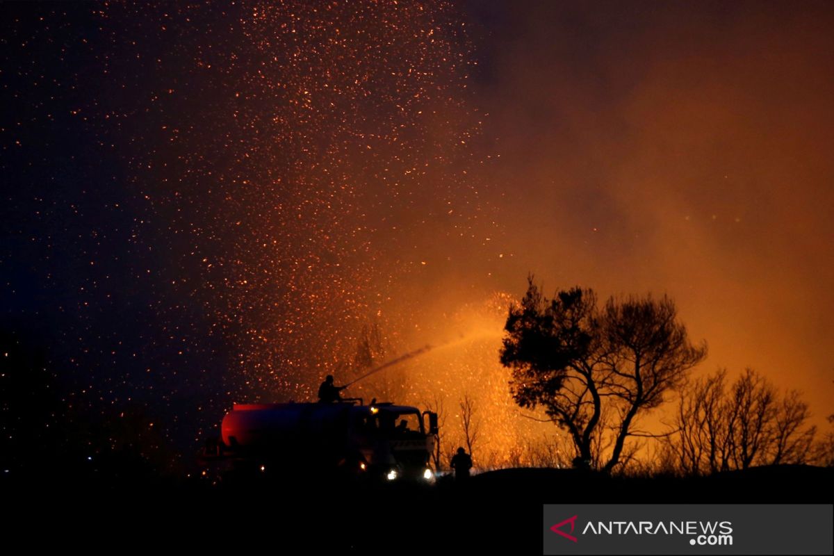 Kebakaran hutan Yunani , penghuni pulau dievakuasi