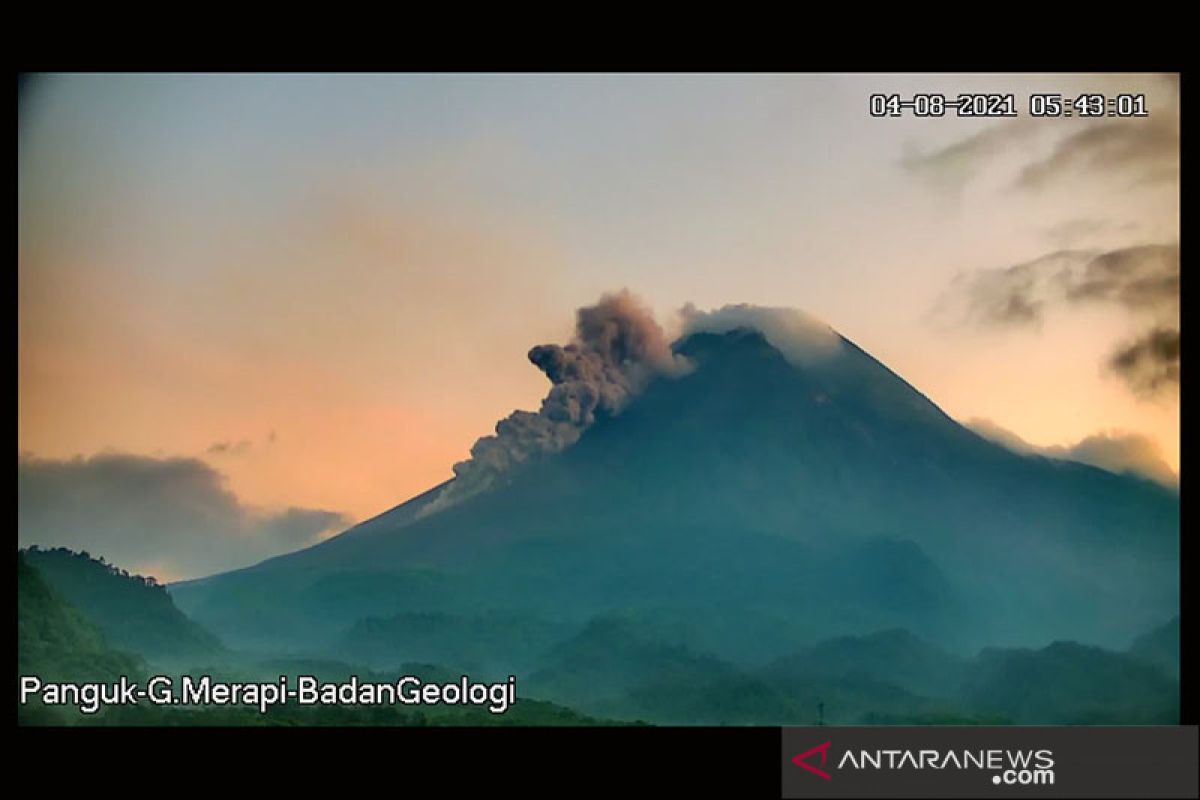 Awan panas guguran Gunung Merapi meluncur sejauh 1.400 meter