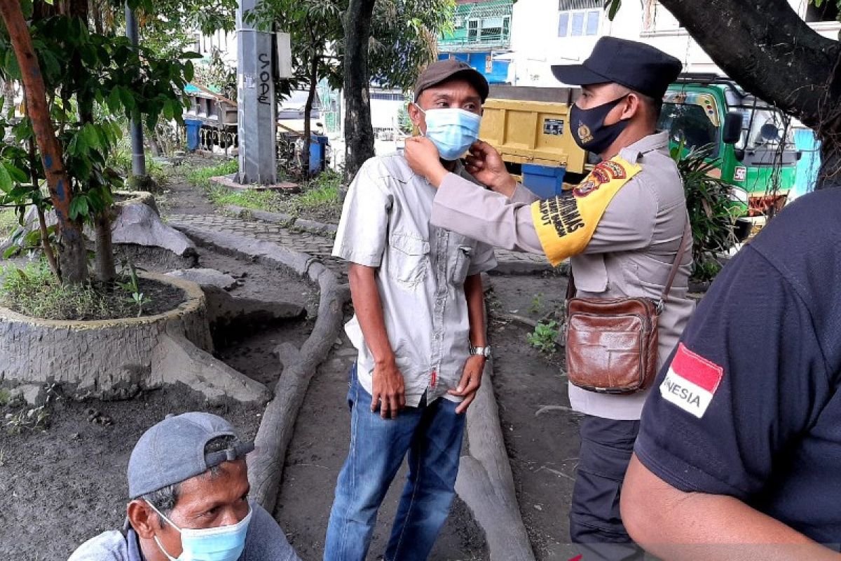 Bhabinkamtibmas Gurabesi harap berita bohong vaksin diminimalisir