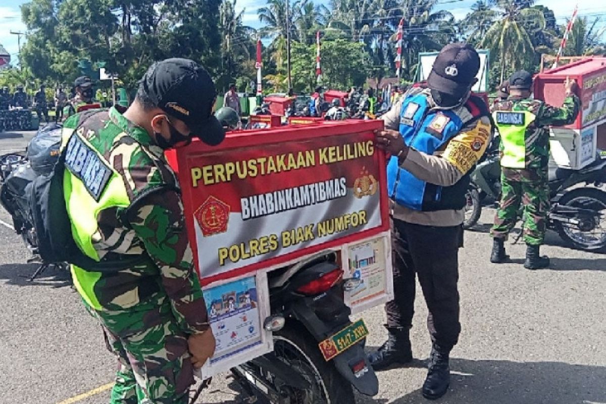 TNI/Polri di Biak luncurkan perpustakaan keliling untuk warga