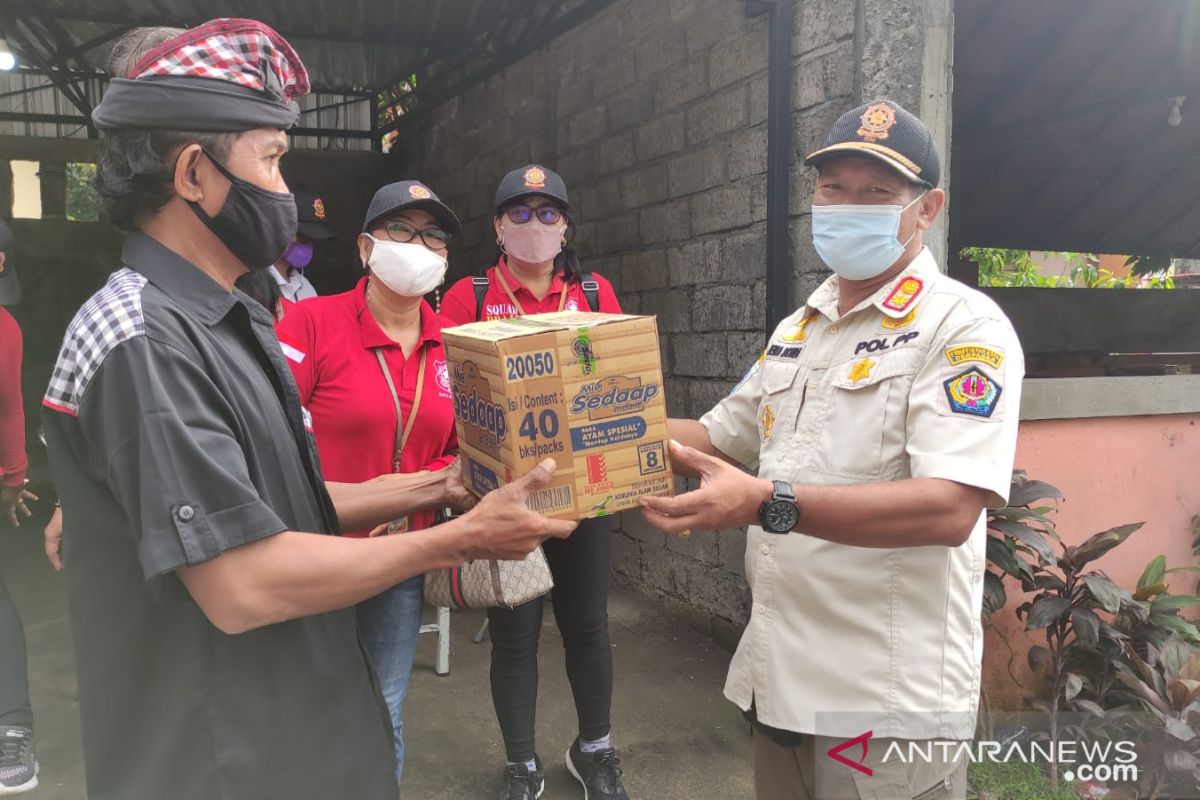 Tim Yustisi Denpasar bagikan sembako ke pelanggar PPKM