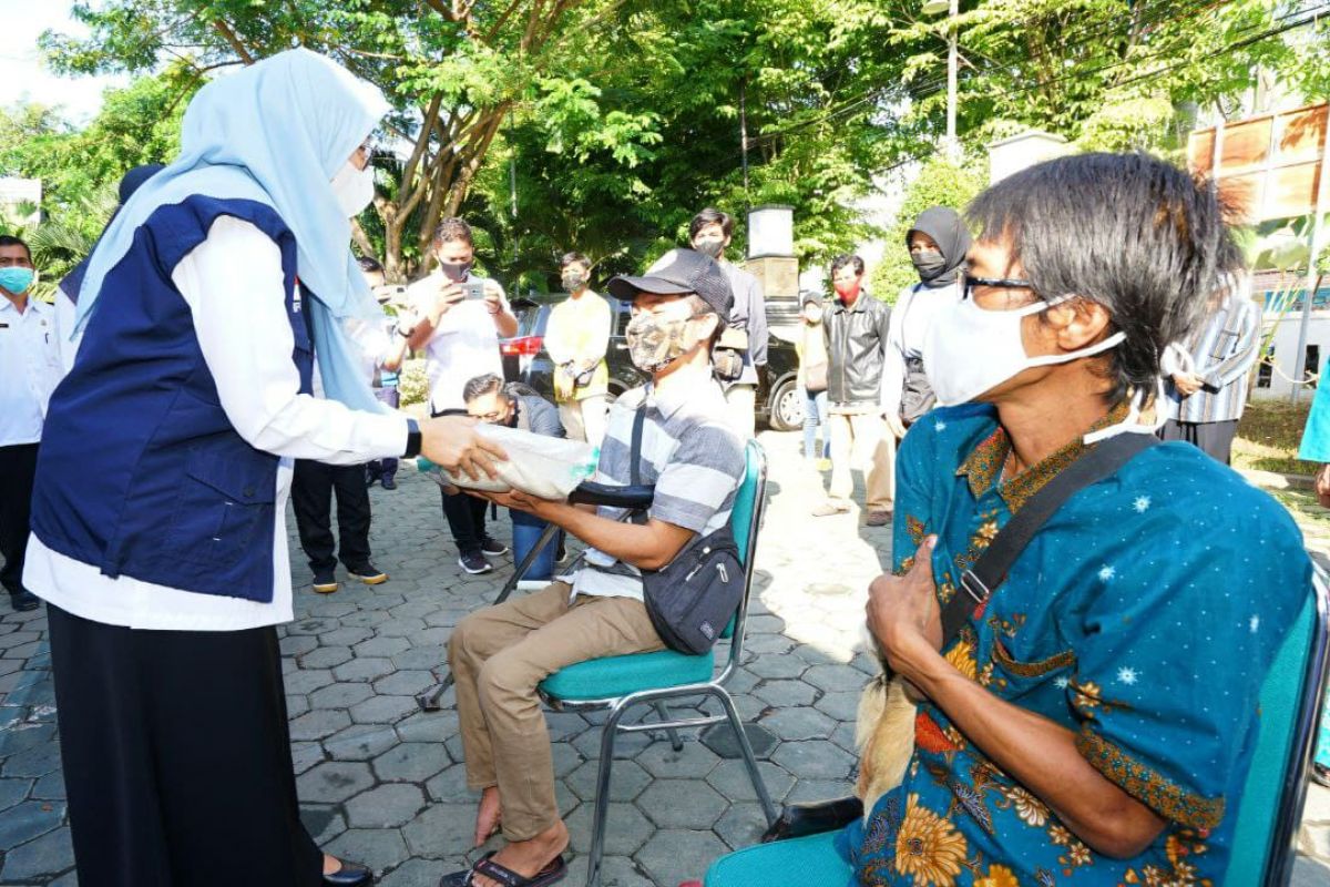 Pemkab Banyuwangi salurkan bantuan sembako untuk pokdarwis dan pelaku seni