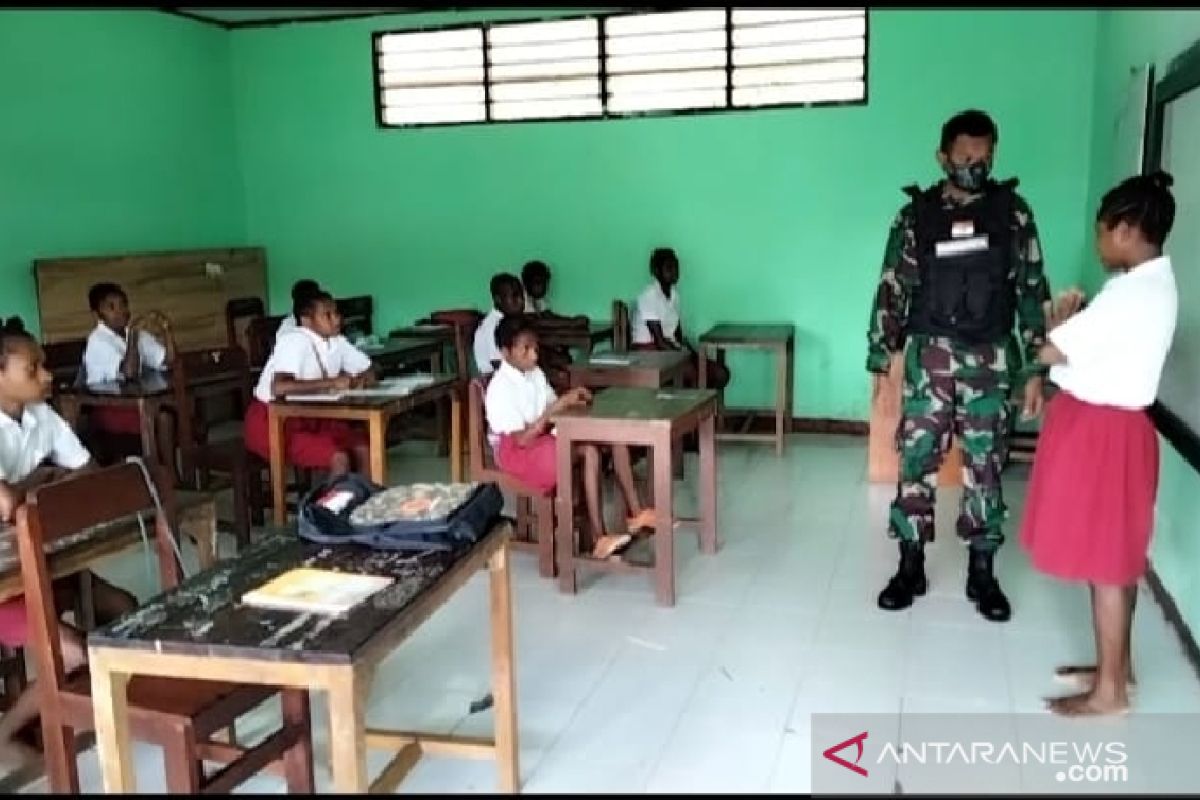 Satgas TNI beri bimbingan belajar siswa sekolah di perbatasan RI-PNG