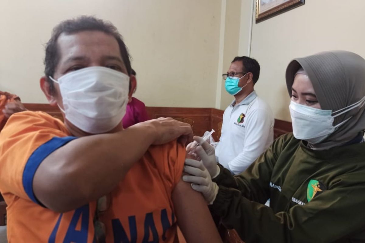 Polda Jatim gelar vaksinasi untuk 250 tahanan