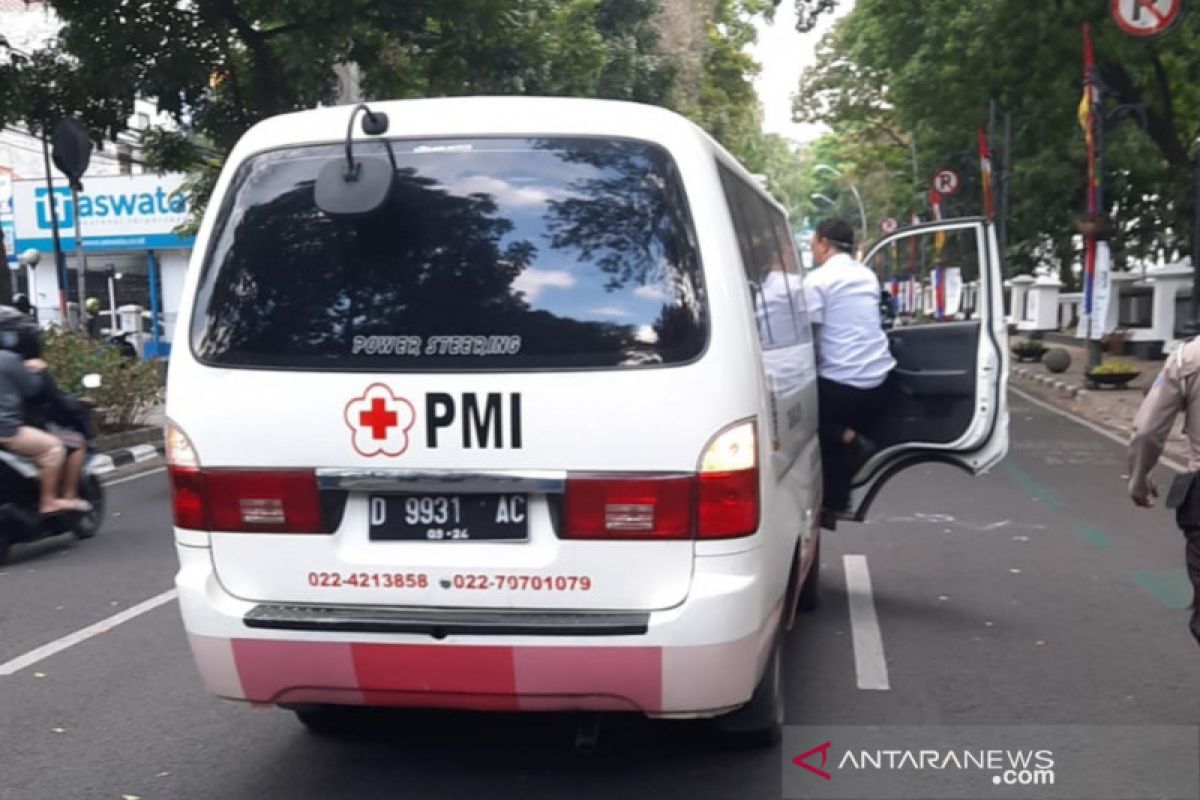 Seorang pebisnis lukai leher dan perut sendiri dengan pisau di depan kantor walikota