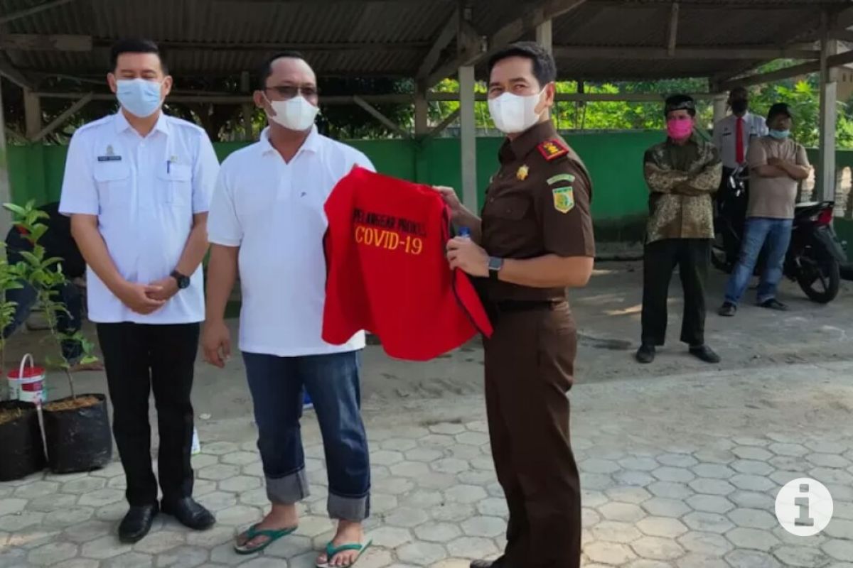 Wabup Lampung Tengah dihukum bersihkan masjid akibat langgar prokes