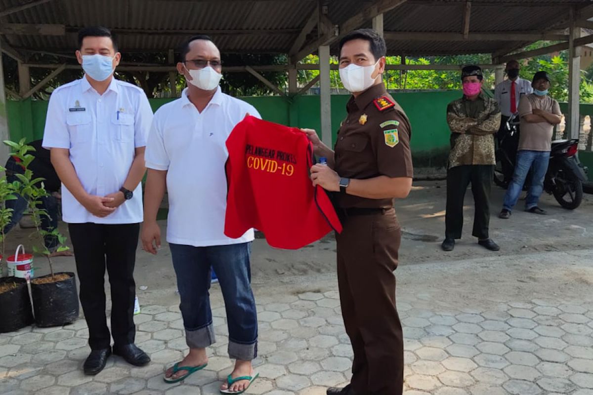 Wakil Bupati Lampung Tengah dihukum bersihkan masjid akibat langgar prokes