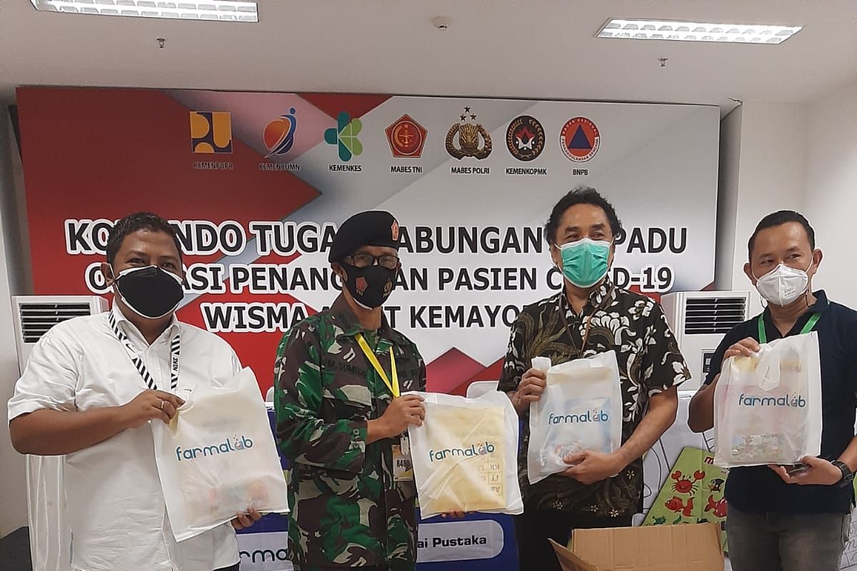 Balai Pustaka, Farmalab distribute 1,000 books to COVID-19 patients