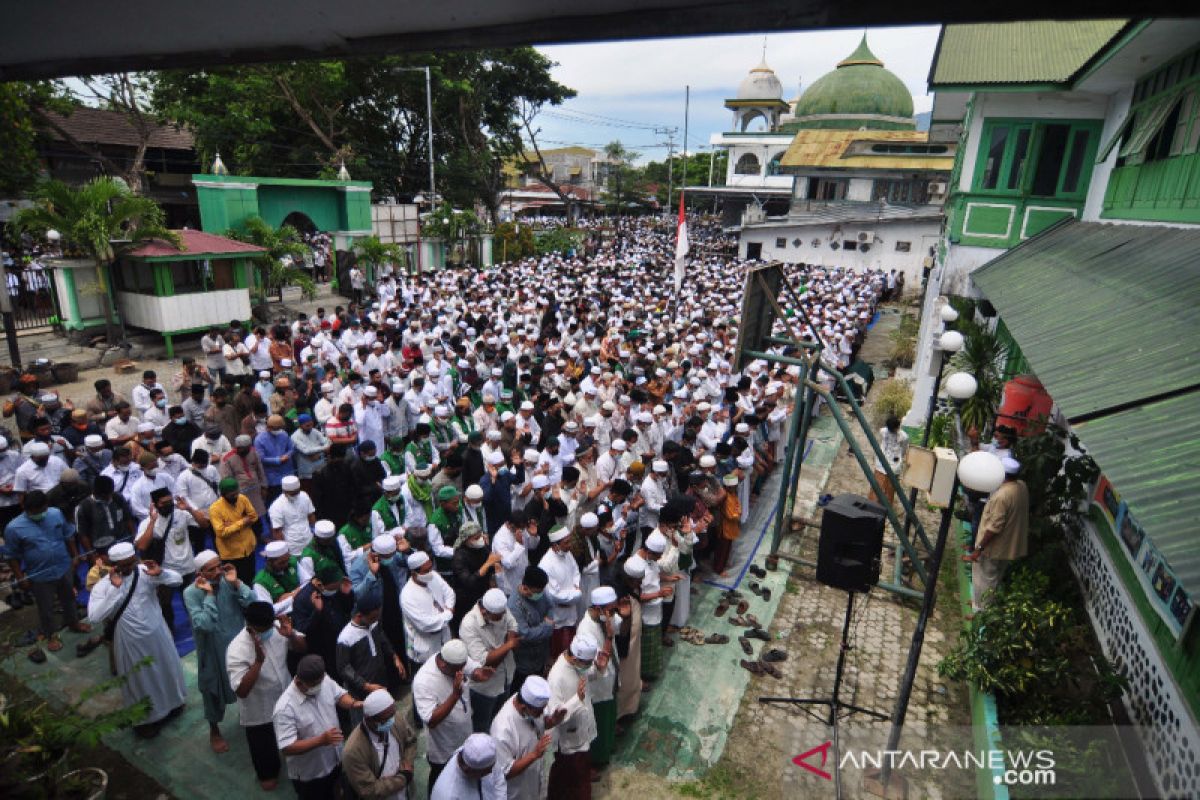 Puluhan ribu umat Islam di Palu salatkan jenazah Habib Saggaf