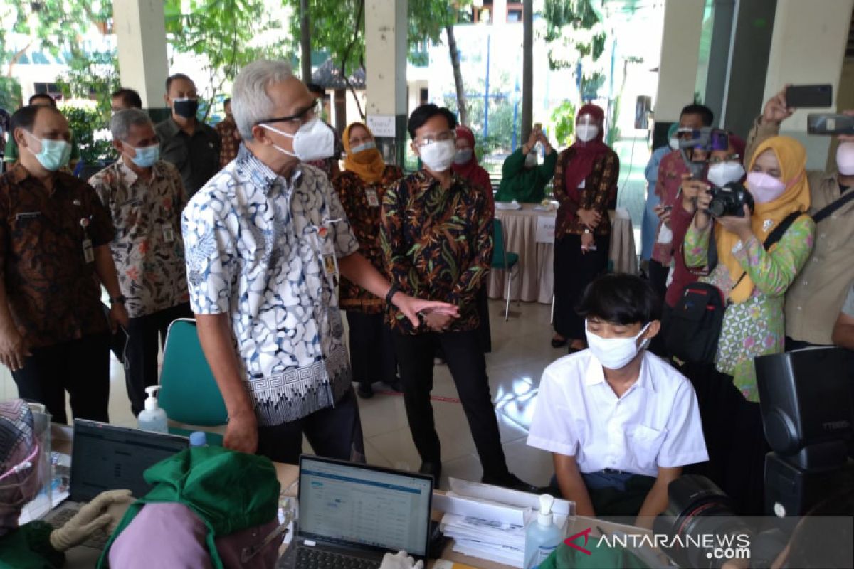 Gubernur Ganjar apresiasi antusiasme siswa di Solo ikuti program vaksinasi