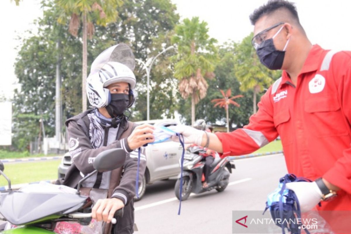 PT Timah distributes 2,500 masks for free to Pangkalpinang residents