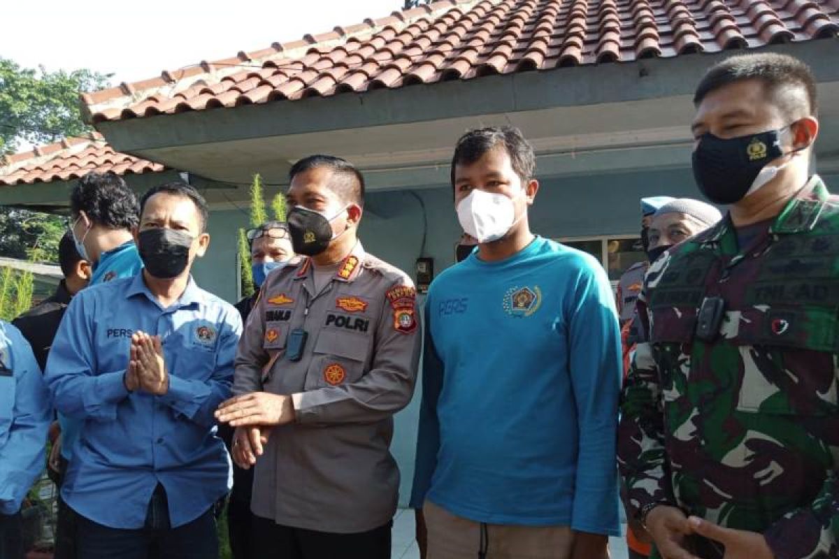 Berdamai, Kapolrestro dan PWI Depok membagikan ratusan sembako