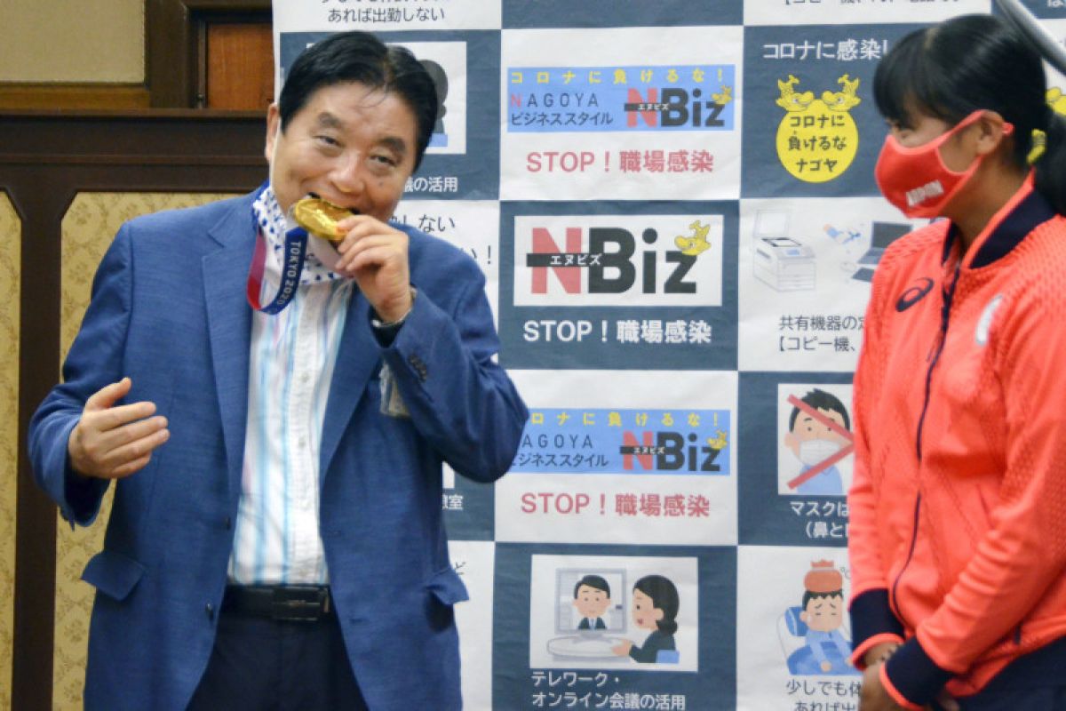Kelakuan wali kota Nagoya gigit medali Olimpiade buat Toyota marah