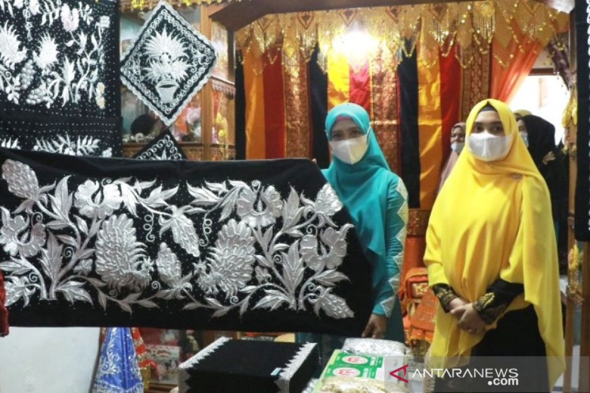 Dekranasda terus kembangkan sulam benang emas di Aceh Barat