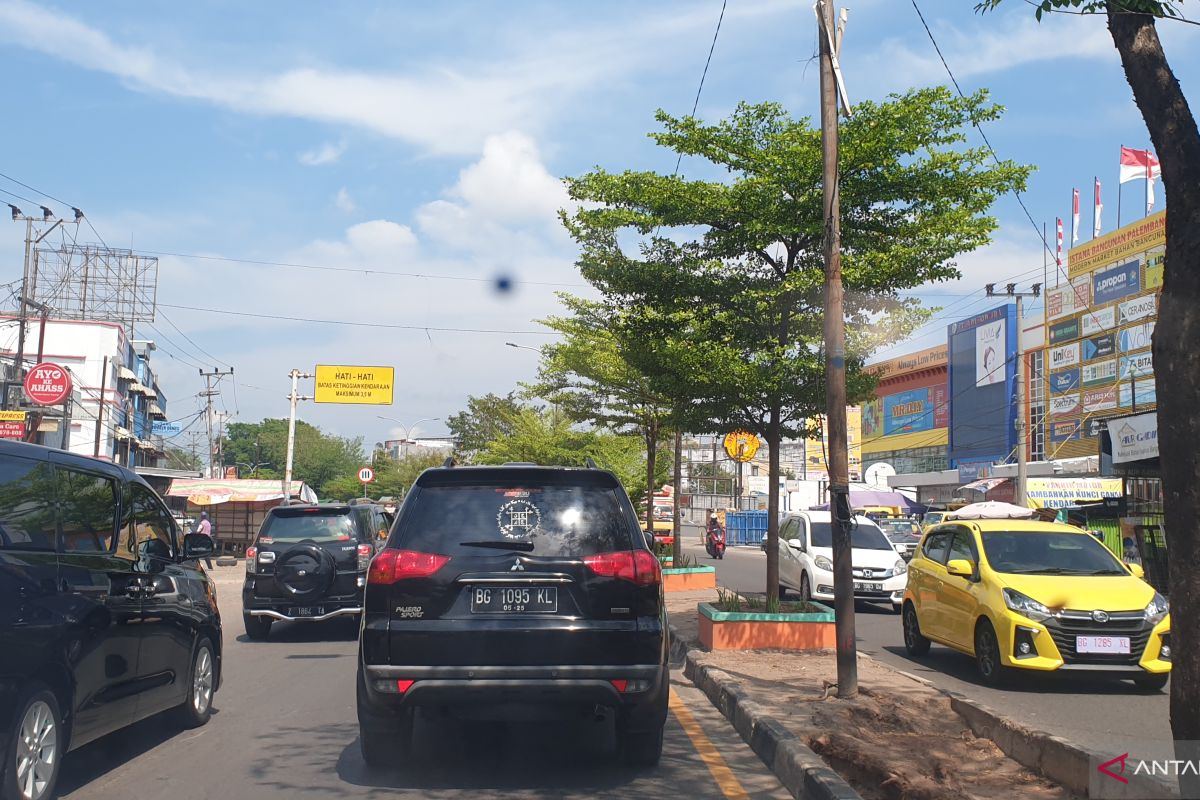 Asap karhutla ganggu jalan lintas Palembamg-Indralaya, sopir mengeluh