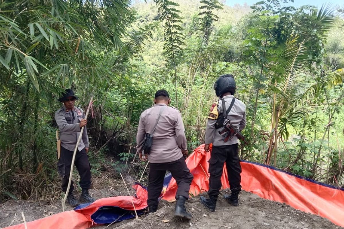Polisi musnahkan 10 unit bak rendaman emas ilegal Pulau Buru