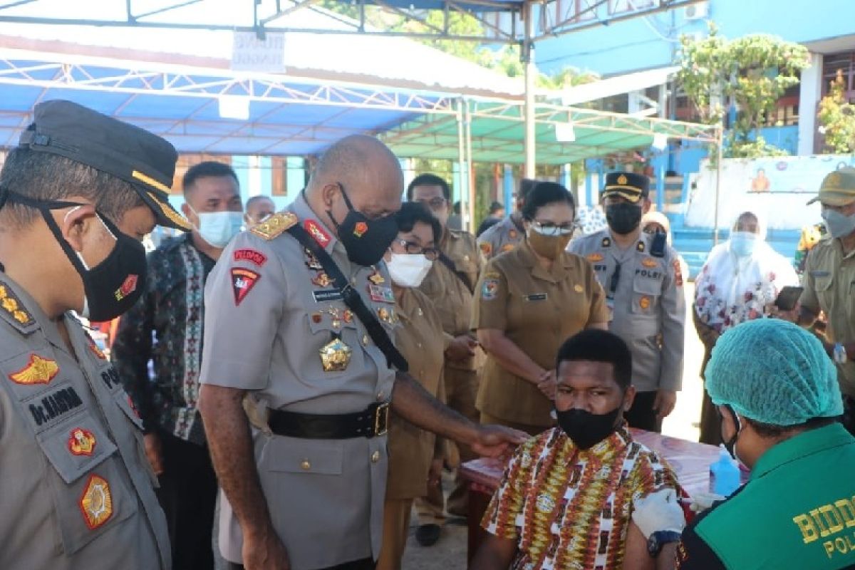 Polda Papua edukasi warga tentang vaksin COVID-19 melalui pelajar