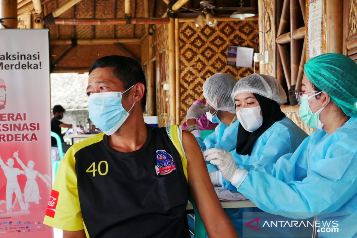 Nakes di Jakarta Barat jalani vaksinasi tahap tiga