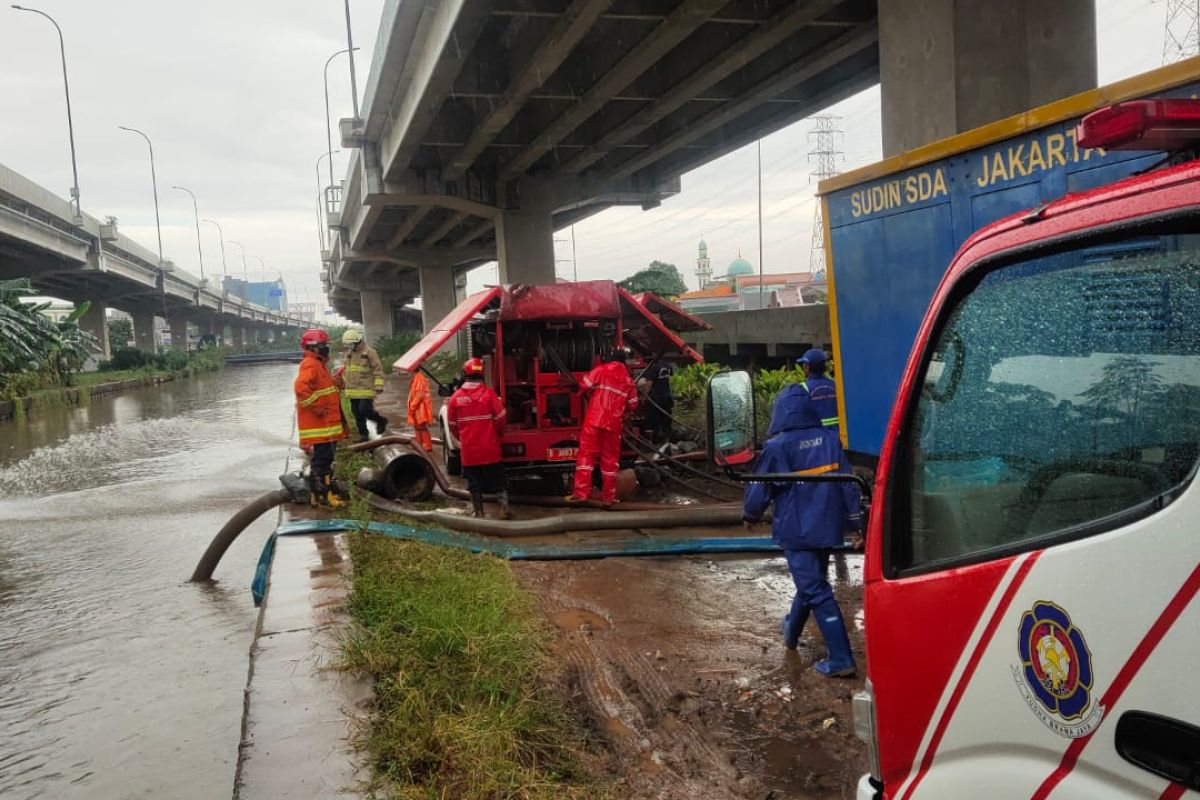 Gulkarmat Jaktim kerahkan mobil pompa sedot banjir di Cipinang Melayu