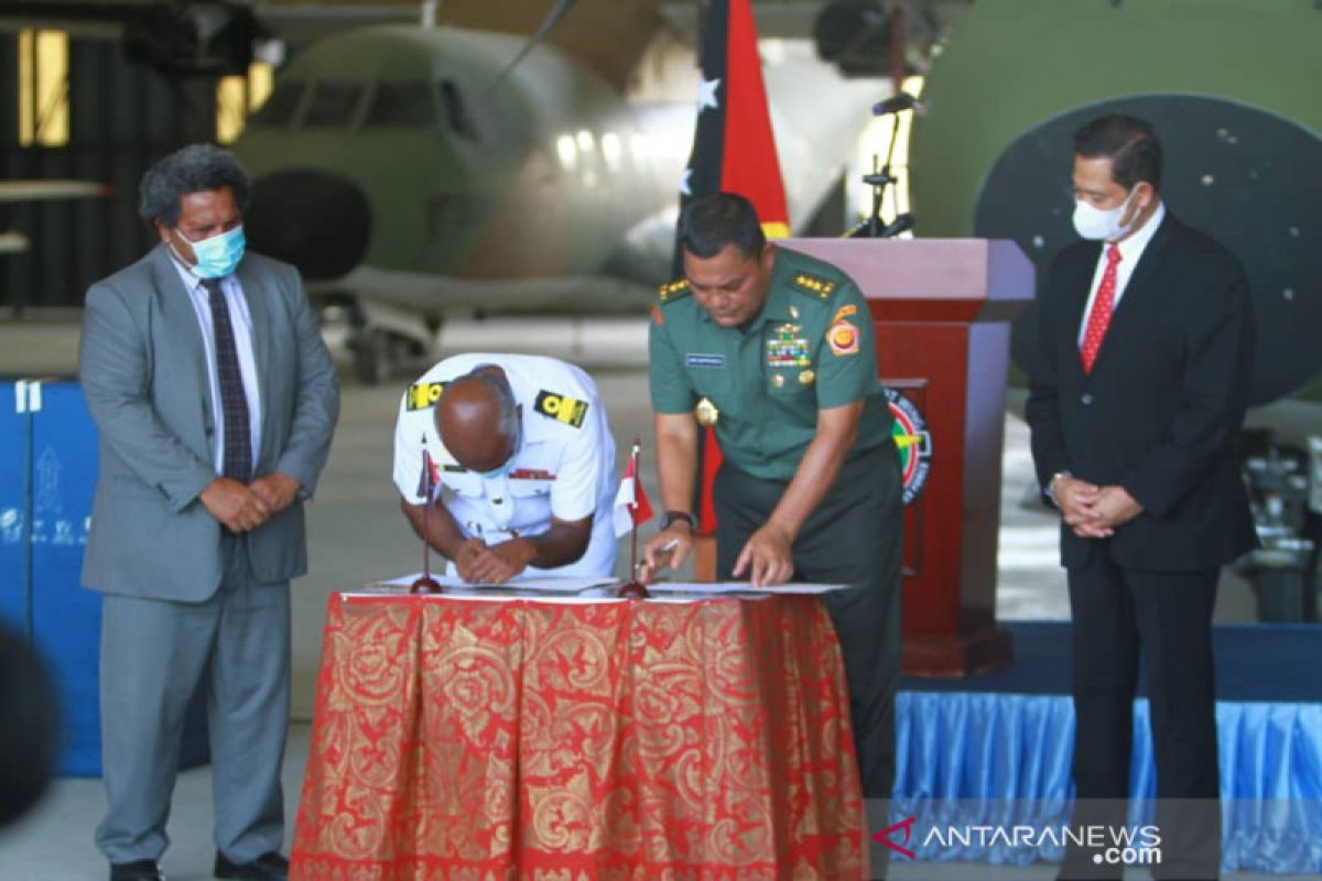 Panglima TNI serahkan mesin pesawat CASA milik Angkatan Bersenjata Papua Nugini  setelah diperbaiki oleh TNI