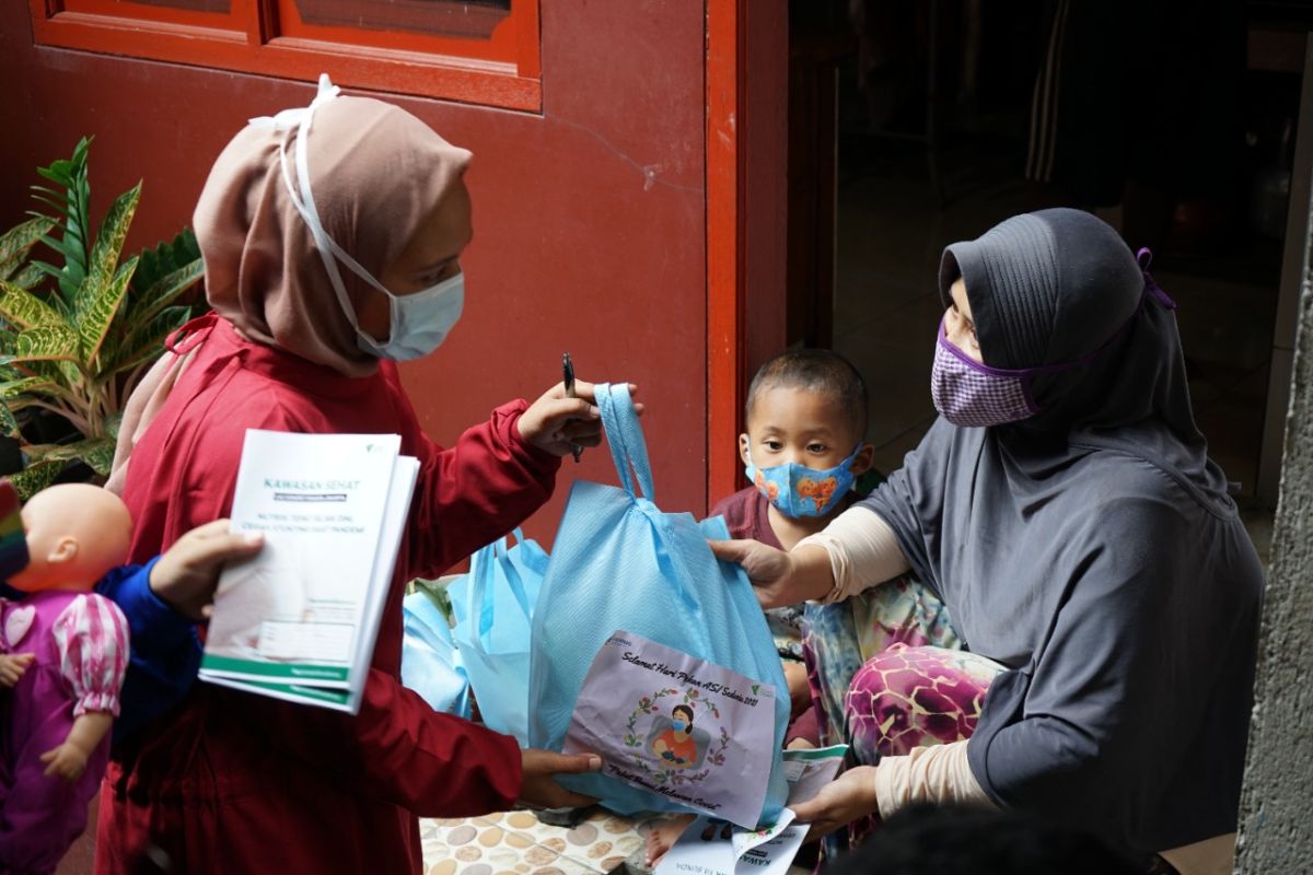 LKC Dompet Dhuafa  monitoring kesehatan dan beri paket gizi bagi ibu menyusui penyintas COVID-19