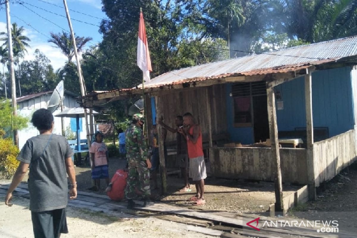 TNI di Yapen ajak warga kibarkan bendera Merah Putih depan rumah