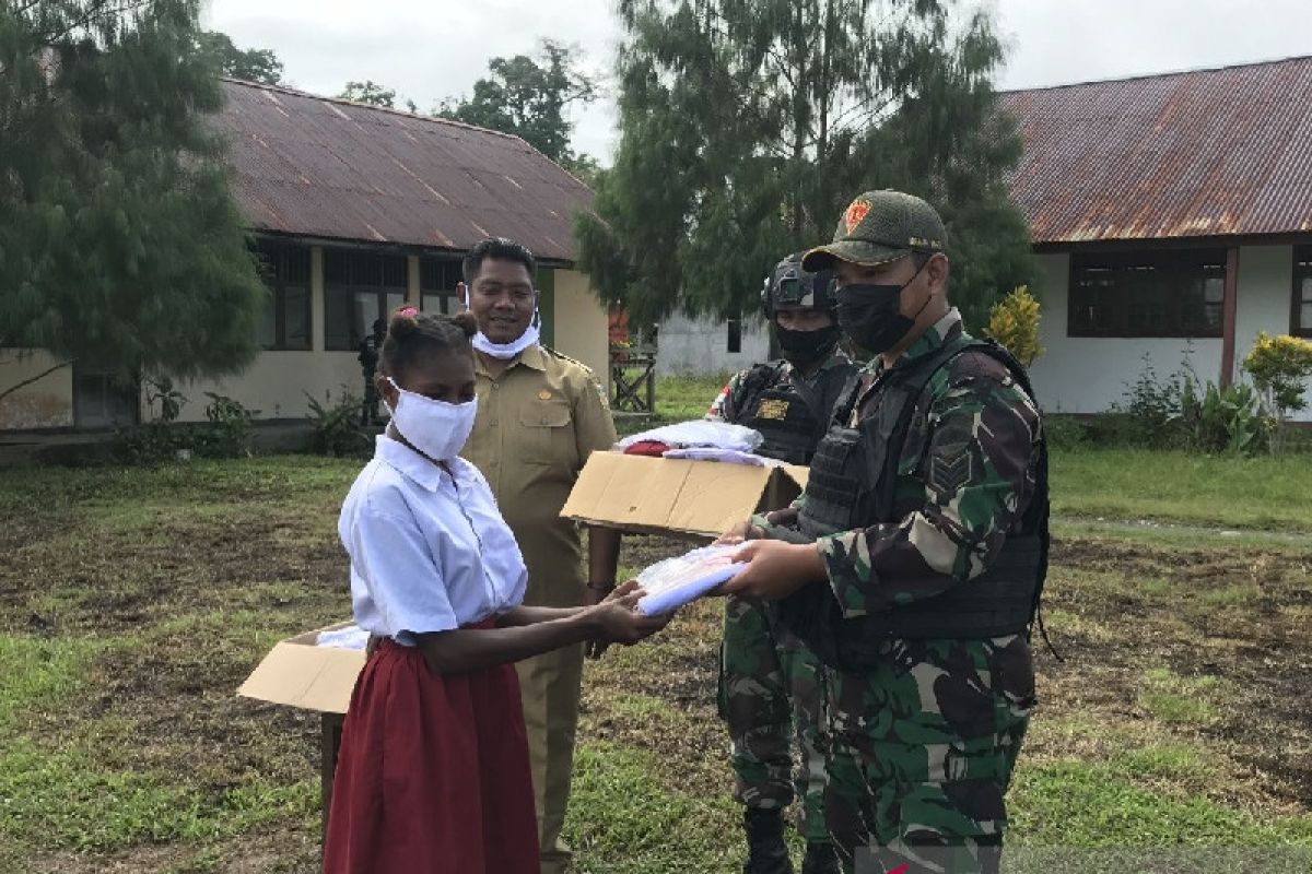 Satgas TNI beri baju seragam sekolah untuk siswa perbatasan