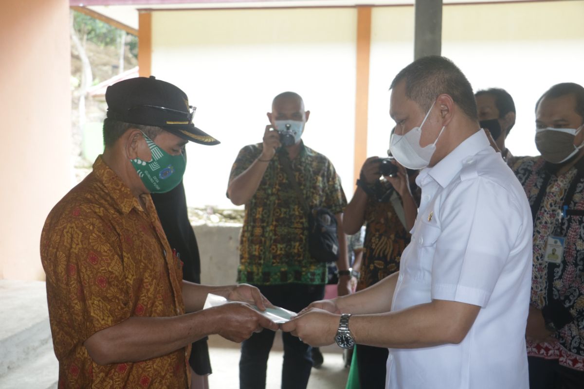 Bupati Paser serahkan sertifikat tanah di Kecamatan Long Kali