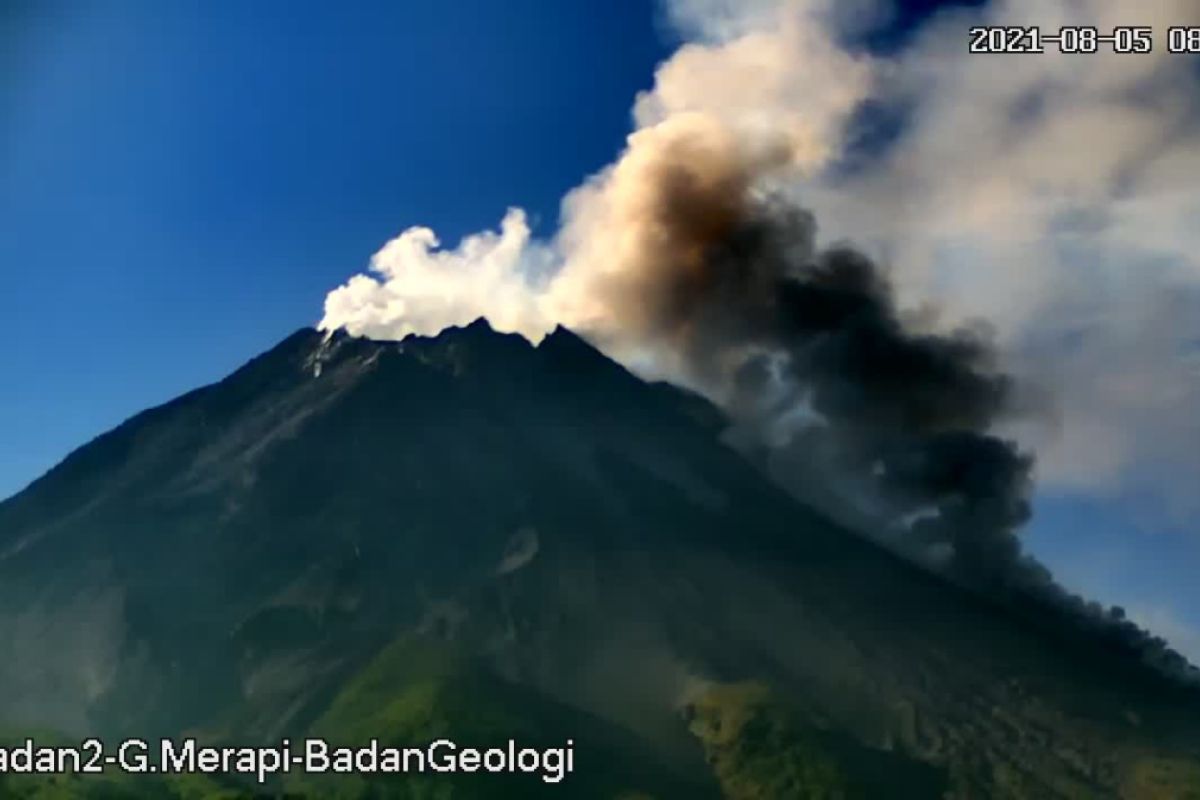 Gunung Merapi luncurkan enam kali awan panas guguran