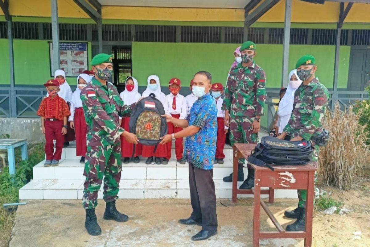 Satgas Pamtas berikan alat belajar bagi anak perbatasan Kalbar - Sarawak
