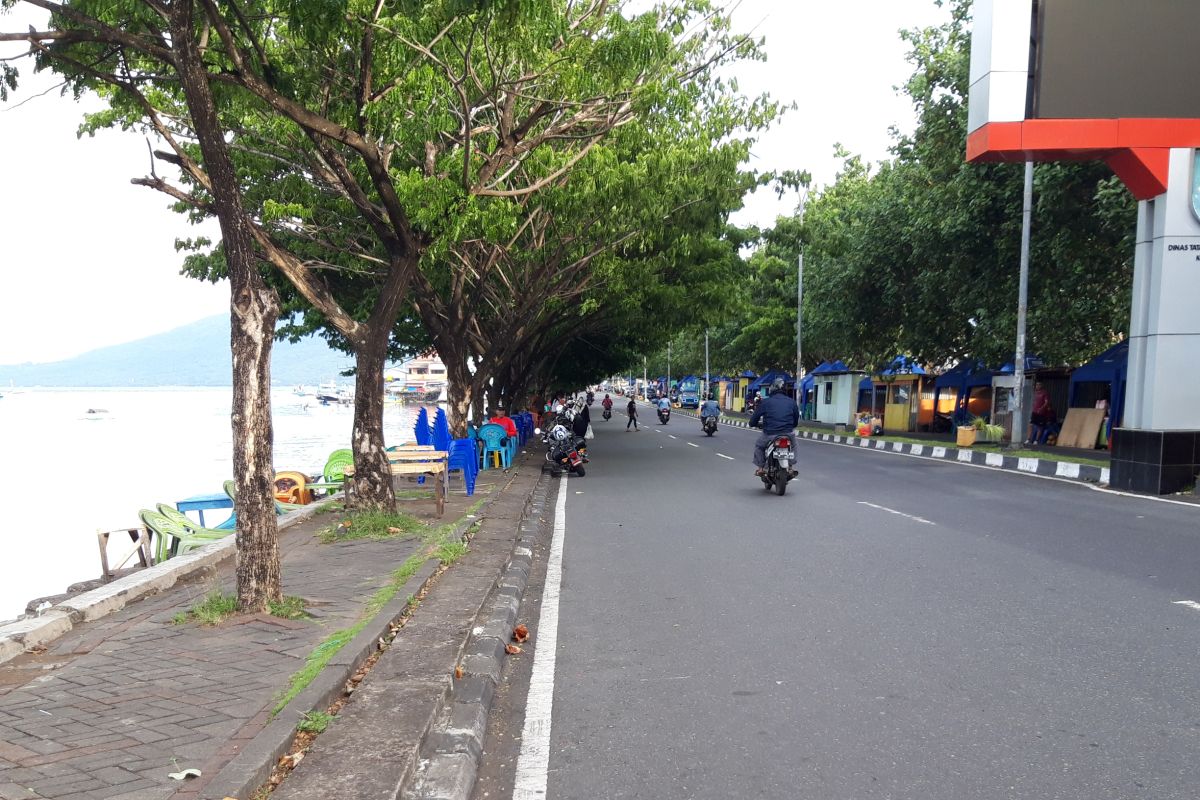 Puluhan lapak tanpa izin di kawasan Pantai Ternate ditertibkan