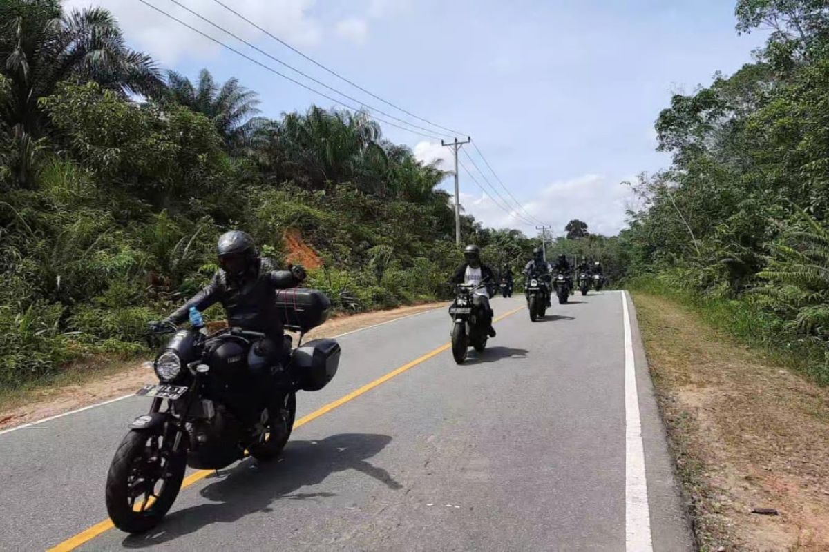 Biker XSR 155 Taklukan Alam Menantang Kalimantan
