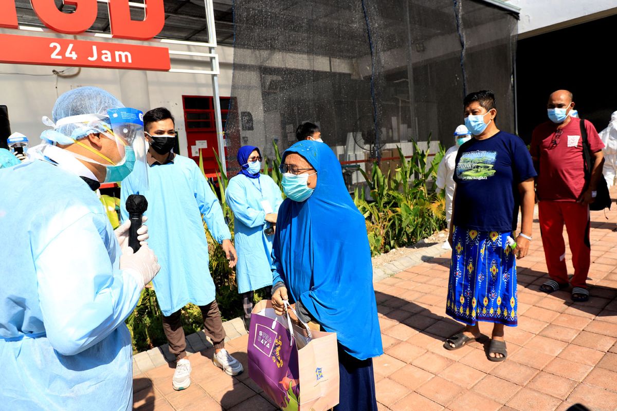 Wali Kota Surabaya semangati warga isoman di Rumah Sehat dan RS Lapangan Tembak
