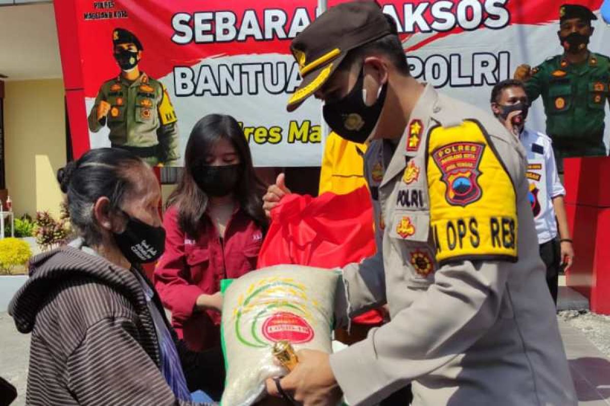 Polres bersama mahasiswa salurkan sembako pada UMKM di Magelang