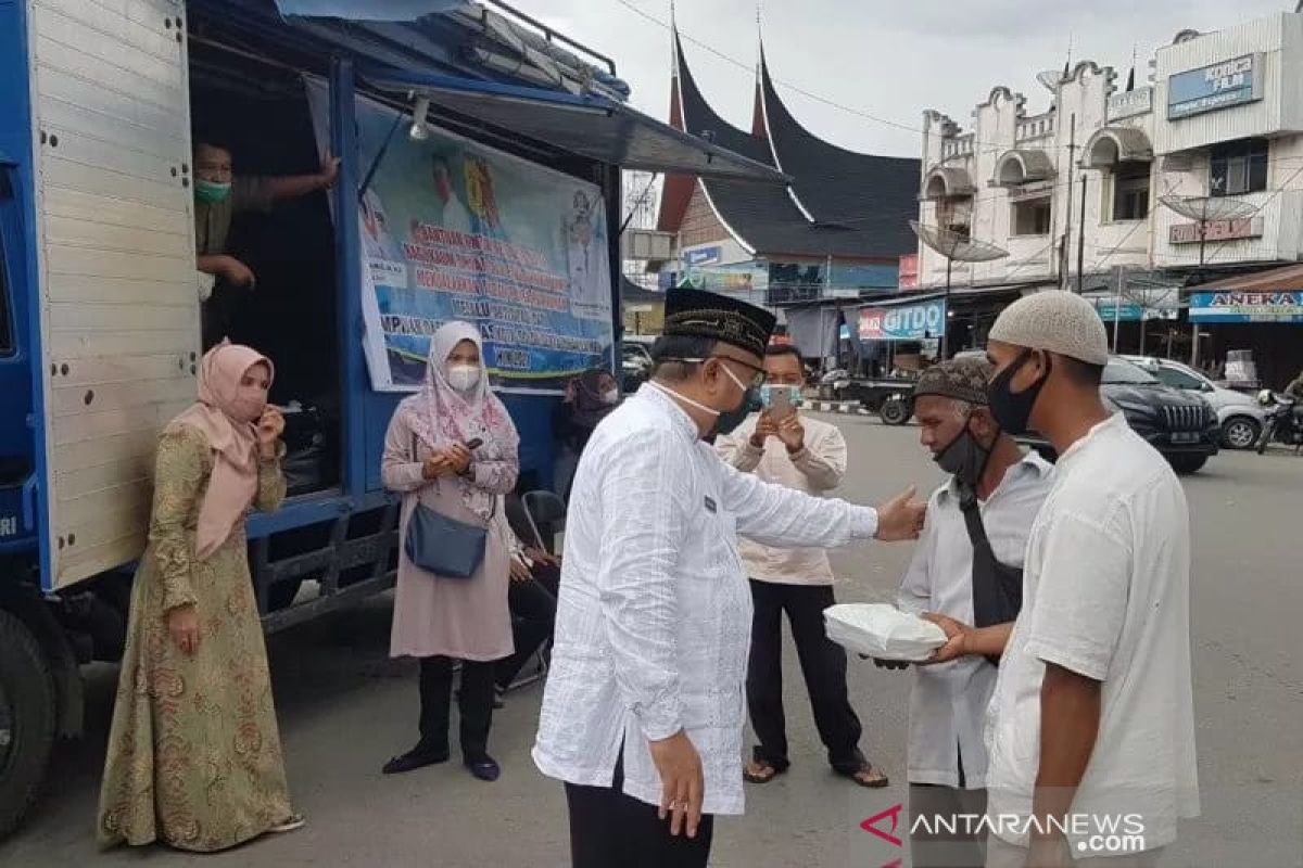 Lansia terlantar di Solok dapat kiriman nasi rantang dari Dinsos setempat tiap hari, kecuali Sabtu-Minggu