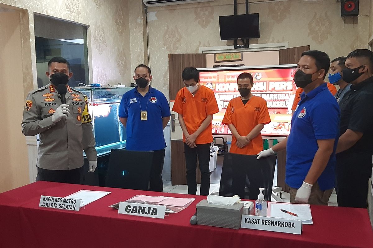 Polres Jaksel tangkap tiga tersangka kasus peredaran 59,8 gram ganja