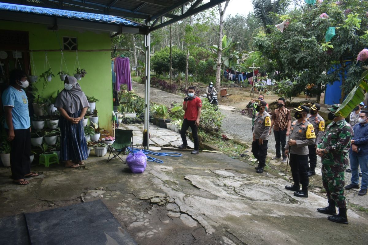 Kapolres dan Dandim salurkan Bansos kepada warga terdampak COVID-19