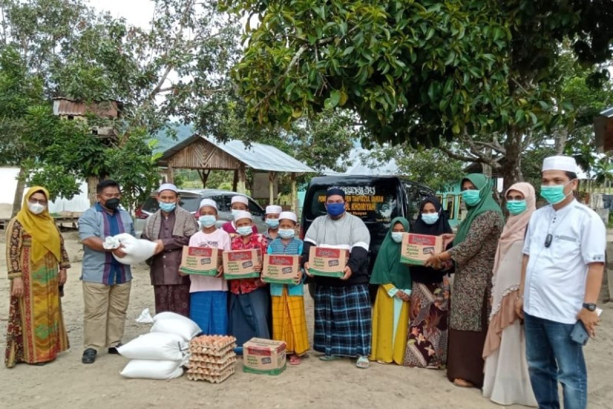 Sambut HUT RI ke 76, Pemkab Tapsel salurkan bantuan