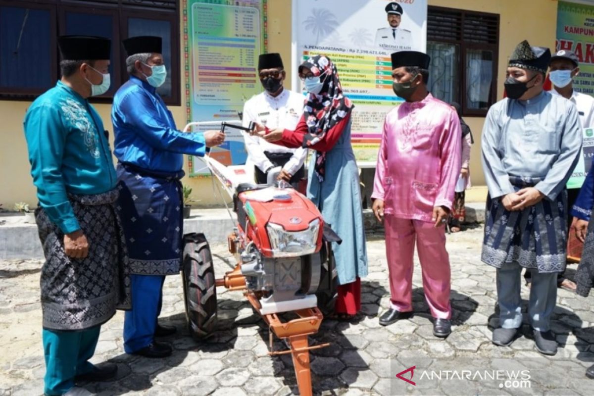 Bupati Siak serahkan traktor untuk bertani Pepaya di Kerinci Kanan