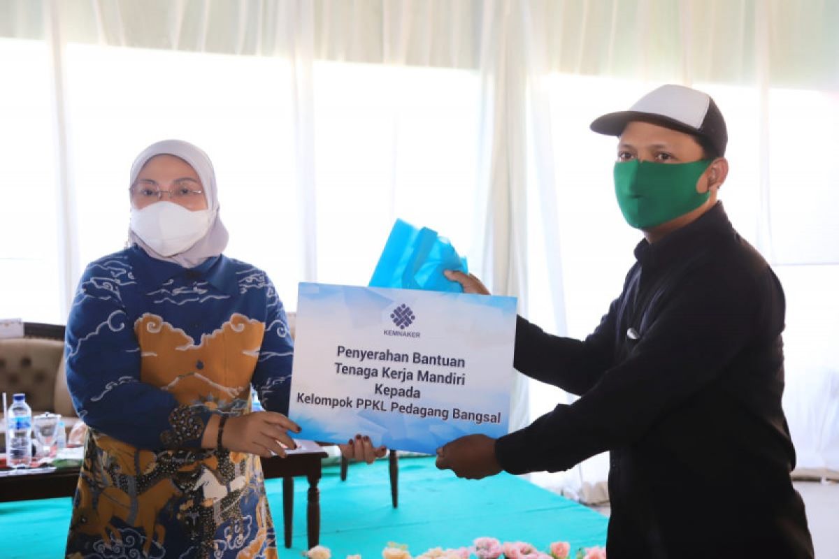 Manpower Minister distributes aid to business actors in Mojokerto