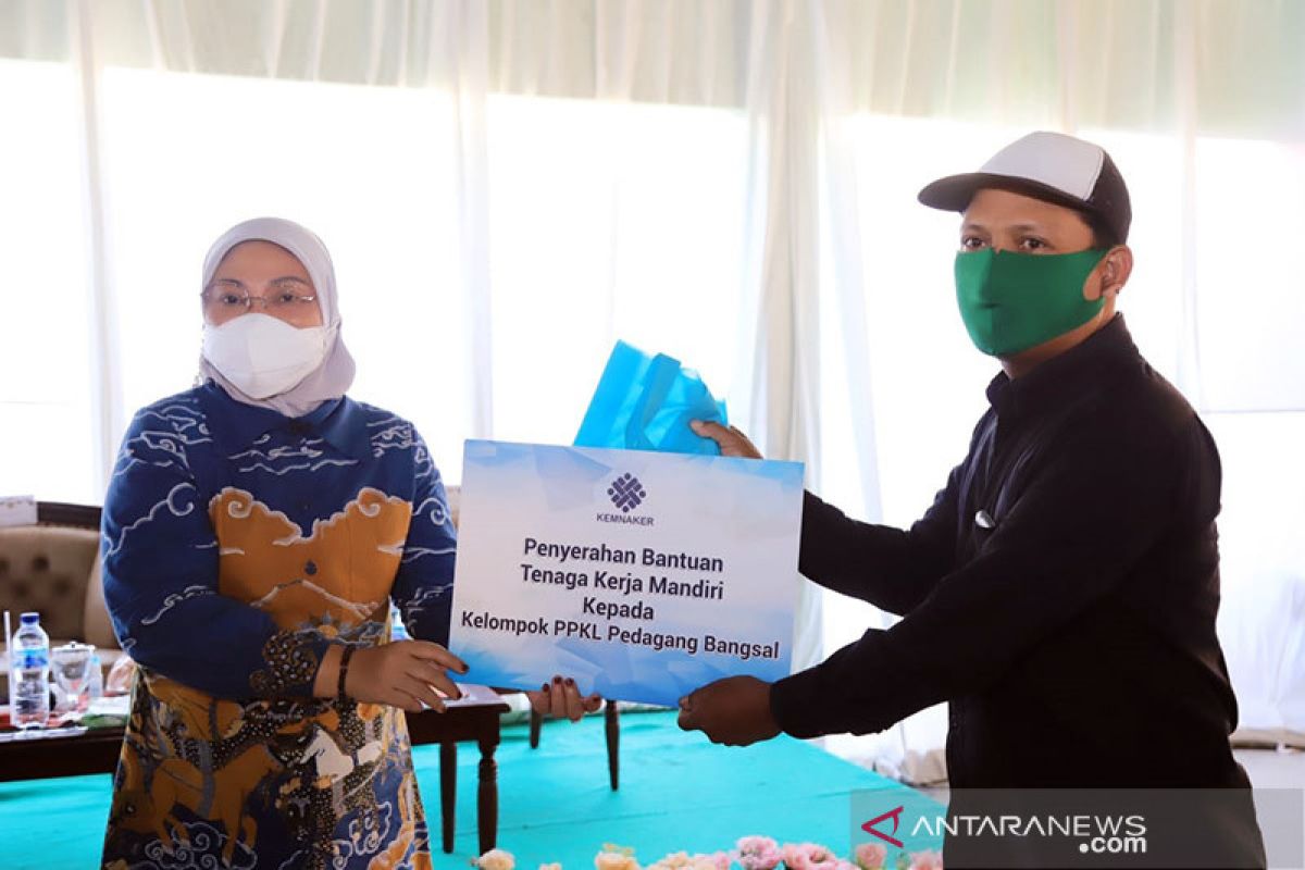 Manpower Minister distributes aid to business actors in Mojokerto