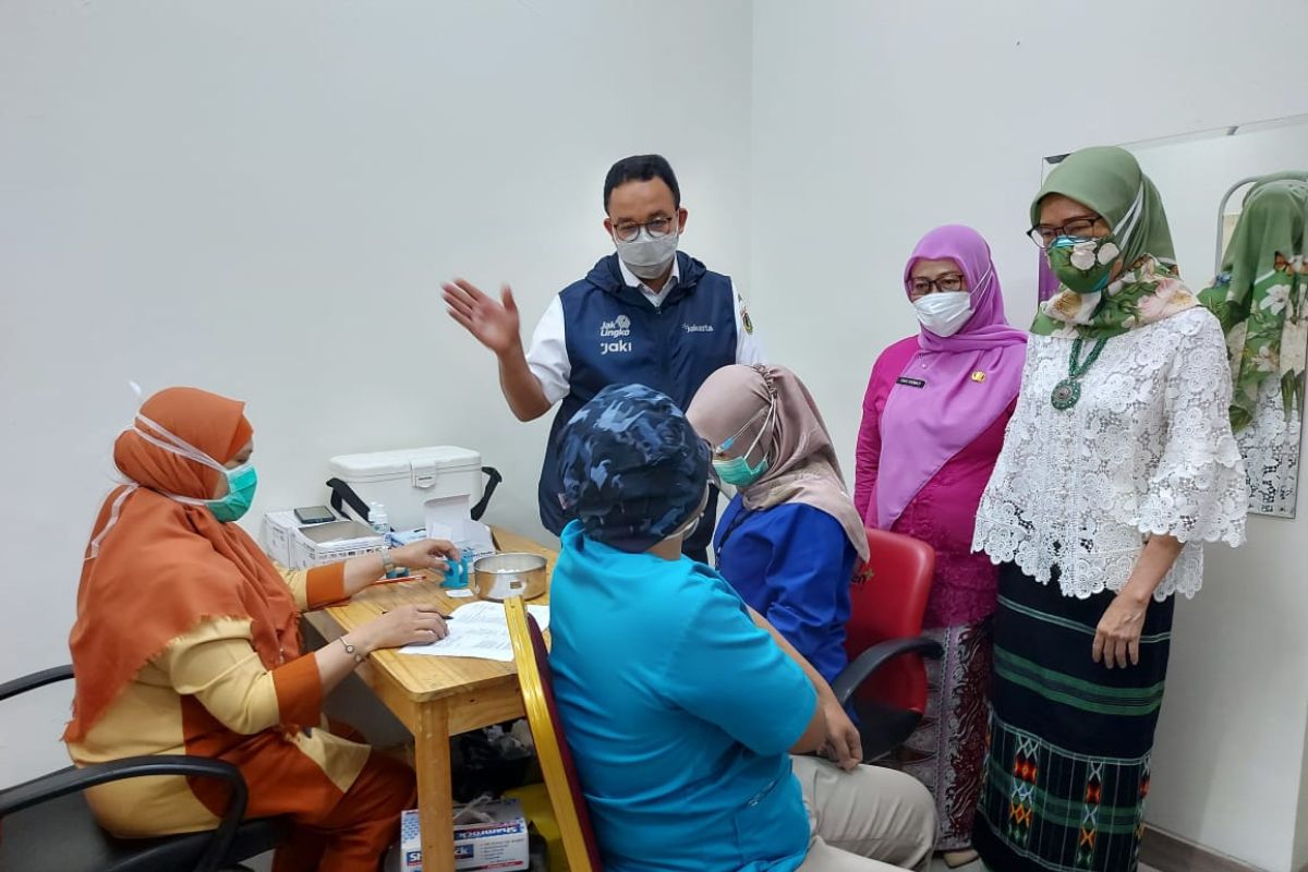 All Jakarta medical workers to get COVID boosters Aug end: governor