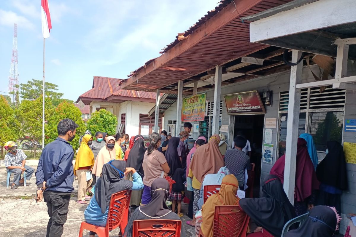 Penyaluran beras bantuan di Meranti membuat warga antre berjam-jam