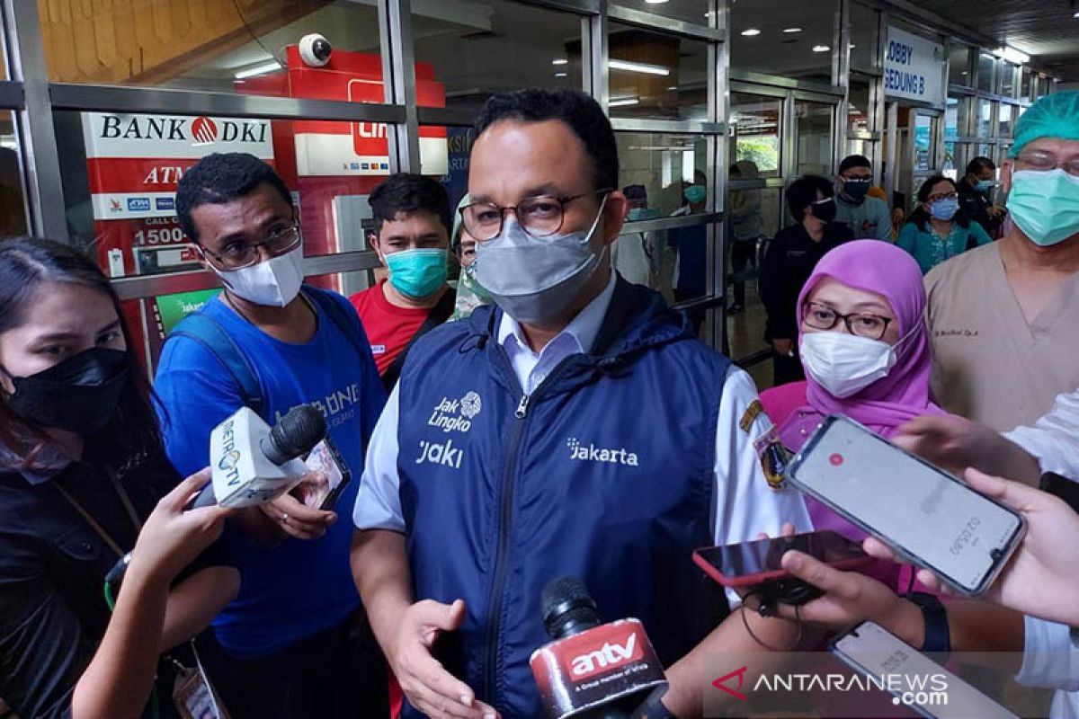 Anies larang pejabat syaratkan vaksinasi untuk pengambilan bansos