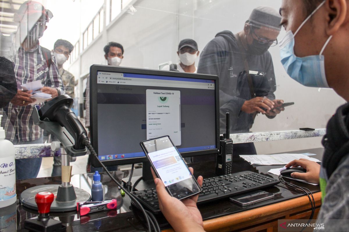 Mulai Minggu, Bandara Juanda berlakukan PCR sebagai syarat perjalanan