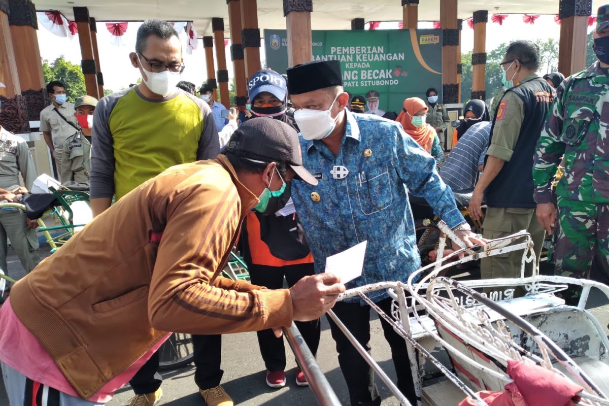 Bupati Situbondo salurkan bansos tunai untuk tukang becak