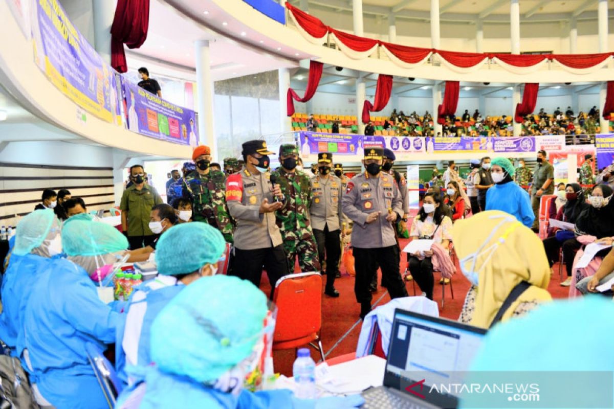 Kapolri dan Panglima TNI tinjau vaksinasi di Dome Balikpapan